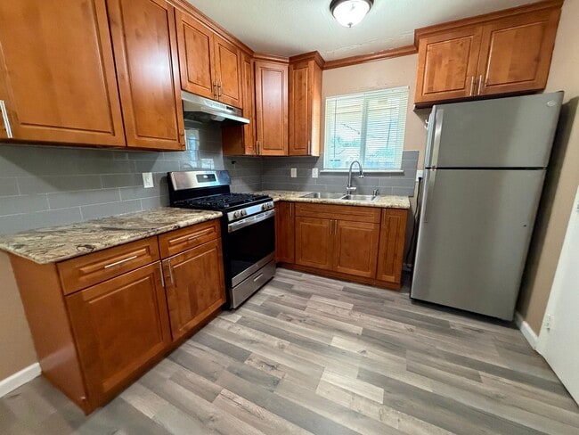 Building Photo - Updated 2 bedroom duplex near hospital
