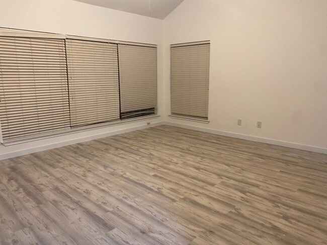 Photo - 3865 Suffolk Ln