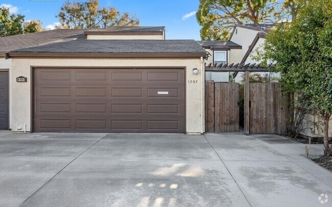 Building Photo - Beautiful 3 bedroom, 2.5 Bath Home.