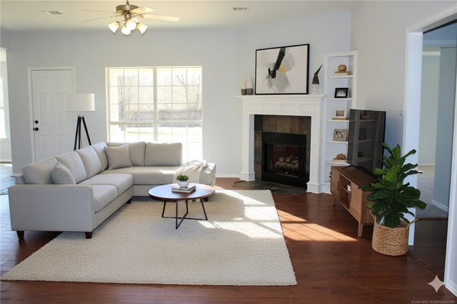 Photo - Outside Lovers Dream, 3/2 Large Fenced Yard