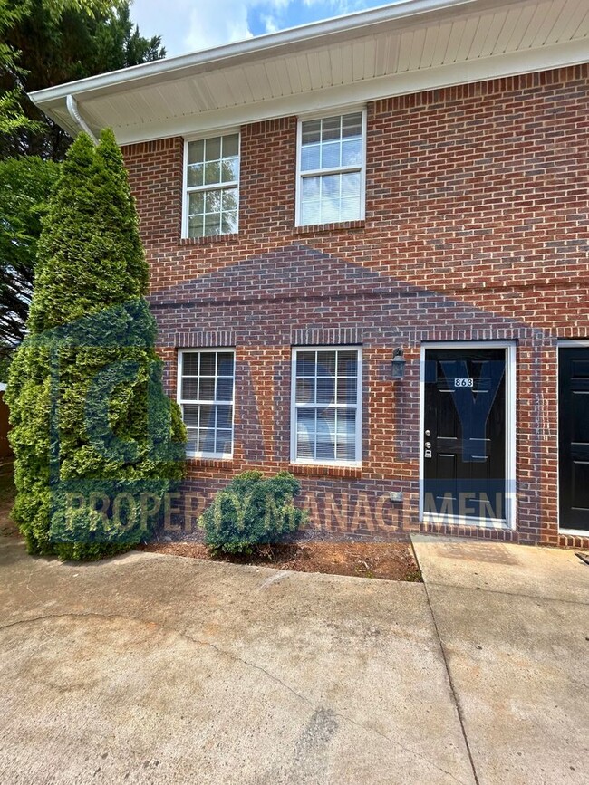 Brick Townhouse w/ 2 Bedrooms, 1.5 Bath wi... - Brick Townhouse w/ 2 Bedrooms, 1.5 Bath wi...