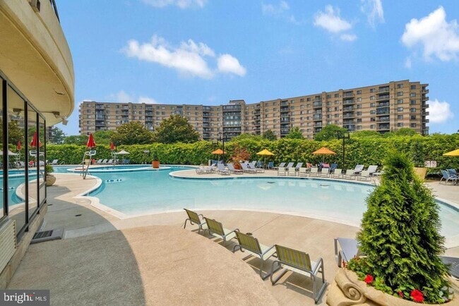 Building Photo - 8370 Greensboro Dr Unit 525 Rental