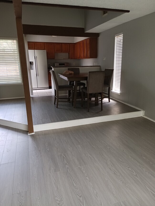 Opportunity awaits in this 3-bedroom, 1.5-bath townhouse priced below comparable homes. AC blows col - 3232 Windchase Blvd