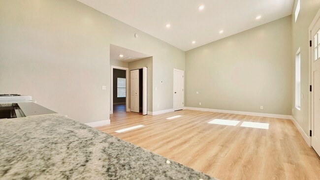 Photo - 301-309 W 4th St Unidad 309 W 4th St