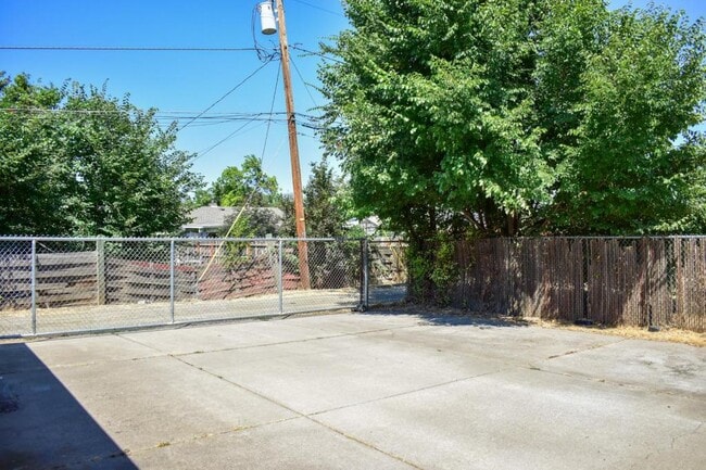 Photo - 926 Mount Pitt Ave