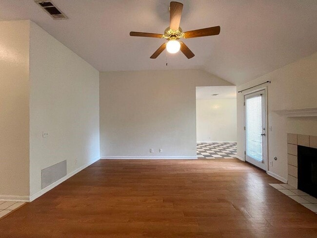 Photo - 205 Juniper Dr