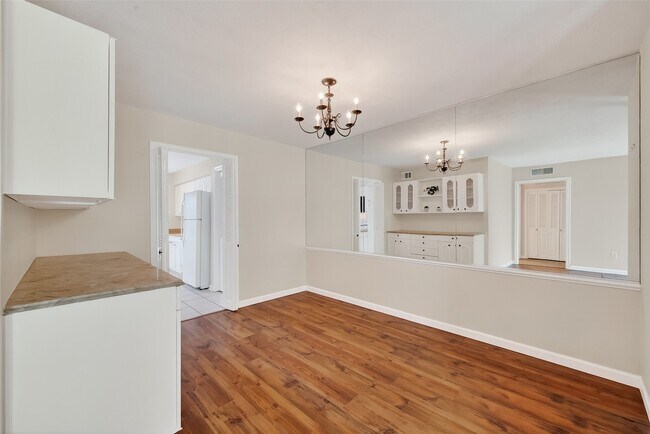 Photo - 7600 Burgoyne Rd Unidad 121