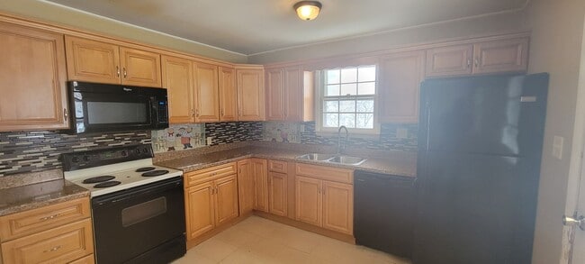 Building Photo - 4br 2b Near the Country club