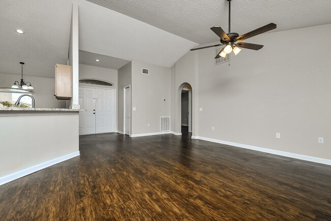 Photo - 6025 Live Oak Dr
