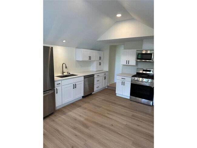 Building Photo - 152 Winifred St W Unit 2 (Upper)