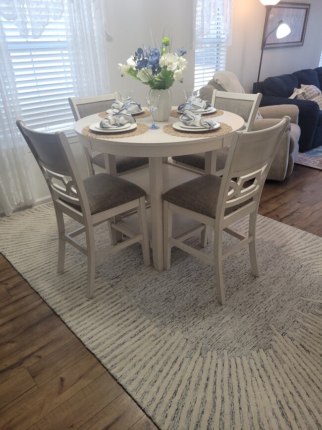 Dining Area - 612 River Oaks Dr