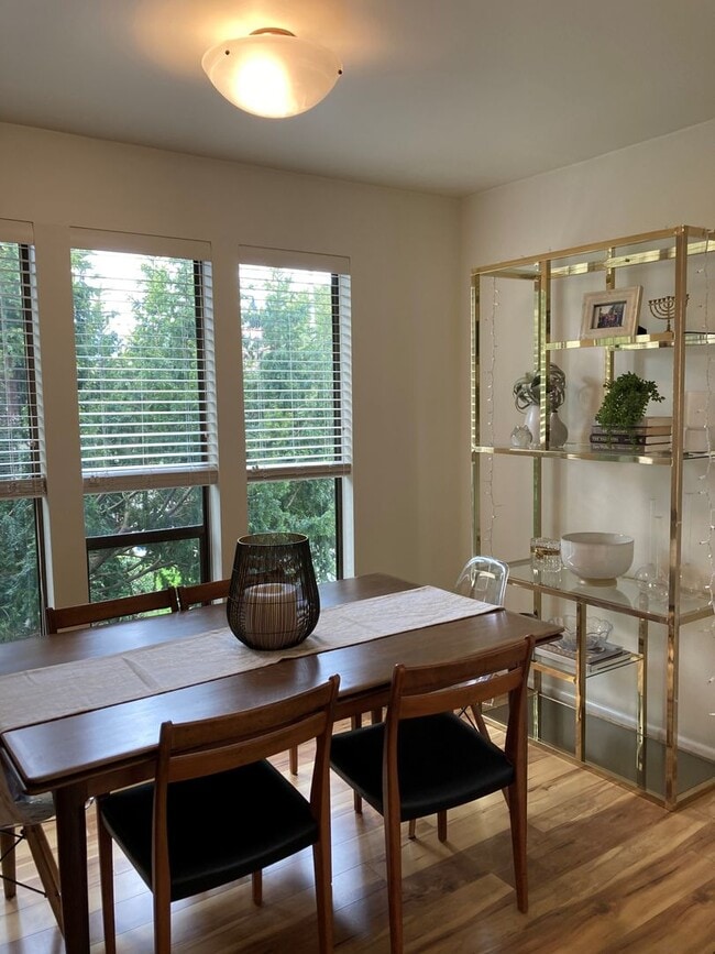 Building Photo - Eastlake Condo Unit 201