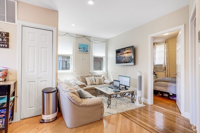 Building Photo - 149 Endicott St Unit 3 Rental