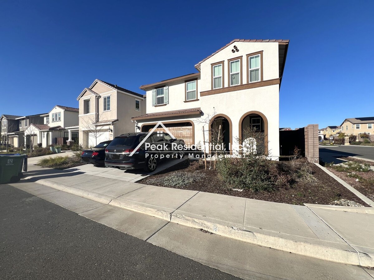 Beautiful 4bd/2.5ba Folsom Home with 2 Car... - Beautiful 4bd/2.5ba Folsom Home with 2 Car...