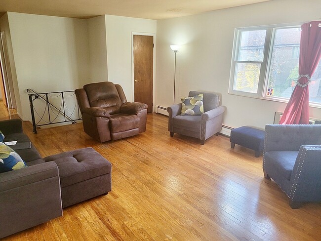 Building Photo - 412 Commercial Ave Unit 2