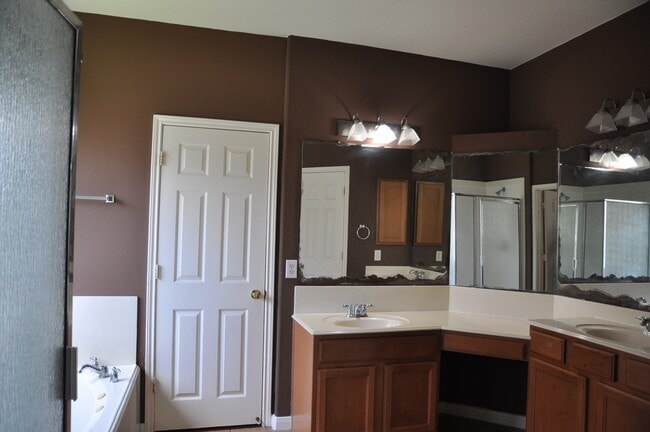 Building Photo - 2222 Drake Falls Dr