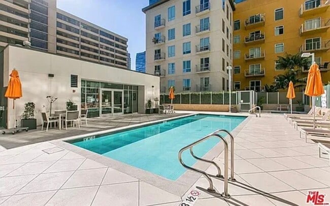 Building Photo - 645 W 9th St Unit 322