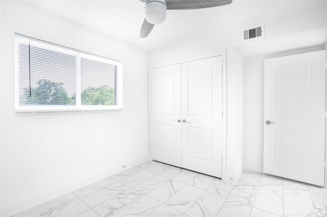 Building Photo - 4410 Bellfort Ave Unit 8