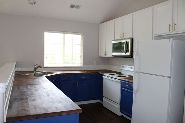 Photo - Low-Maintenance Luxury with Community Perks Unidad 710