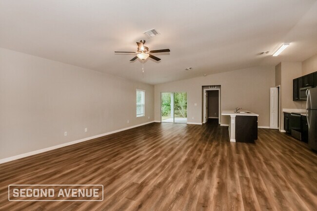 Photo - 736 Barcia St E