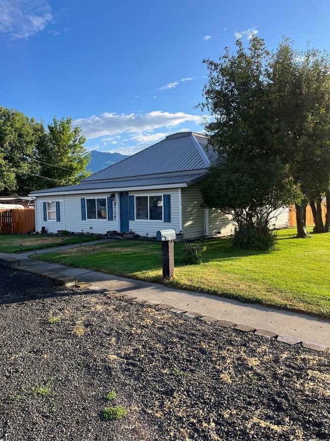 Building Photo - 3-bedroom 2 bath Corner Lot Rental