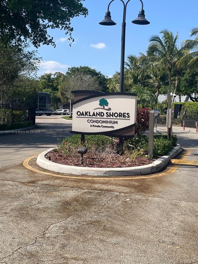 Building Photo - 3125 Oakland Shores Dr Unit B204