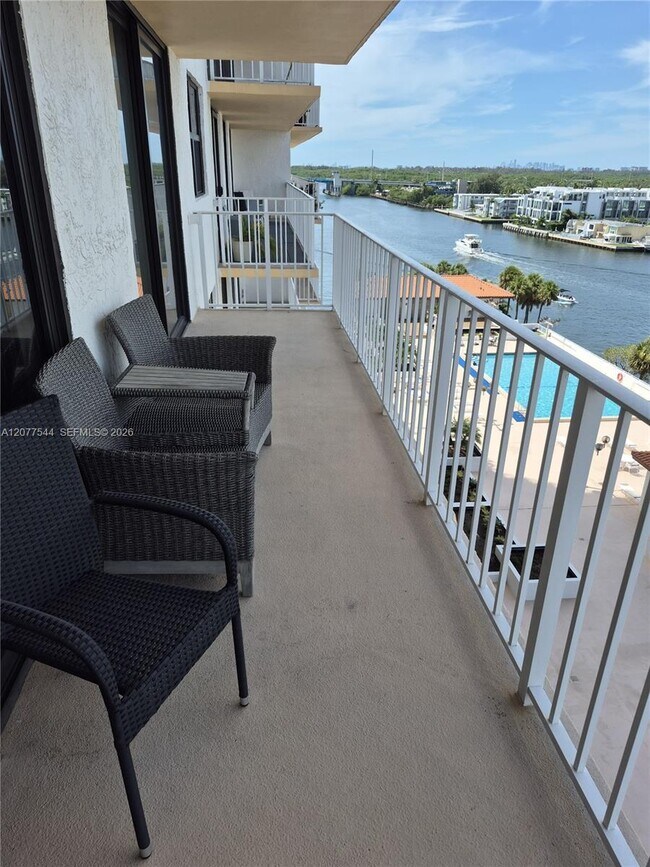 Photo - 290 174th St Unit 903