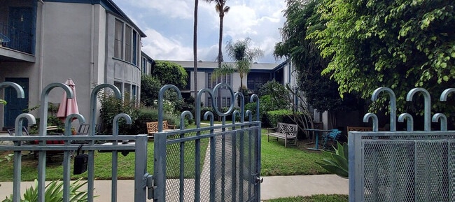 Photo - 5400 Franklin