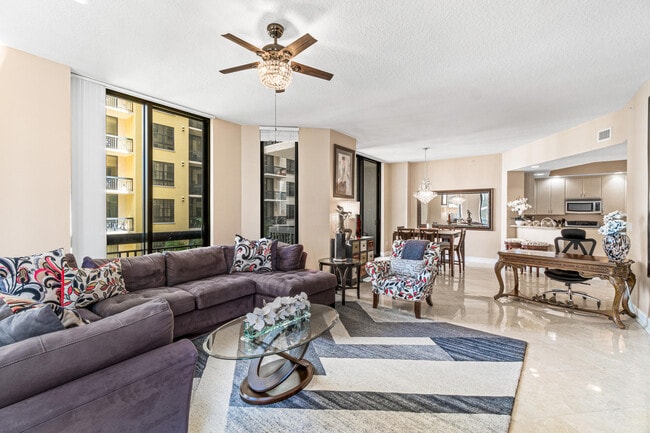 Building Photo - 701 S Olive Ave Unit 715