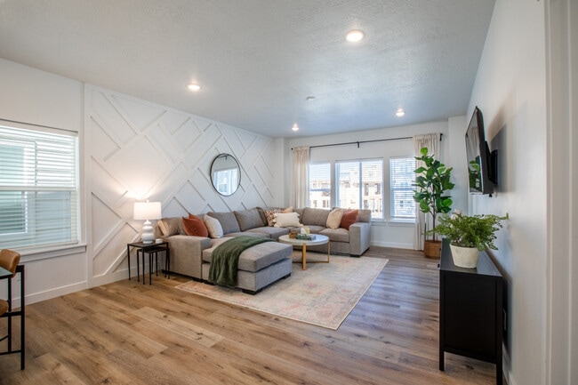 Building Photo - 642 E 460 S Rental