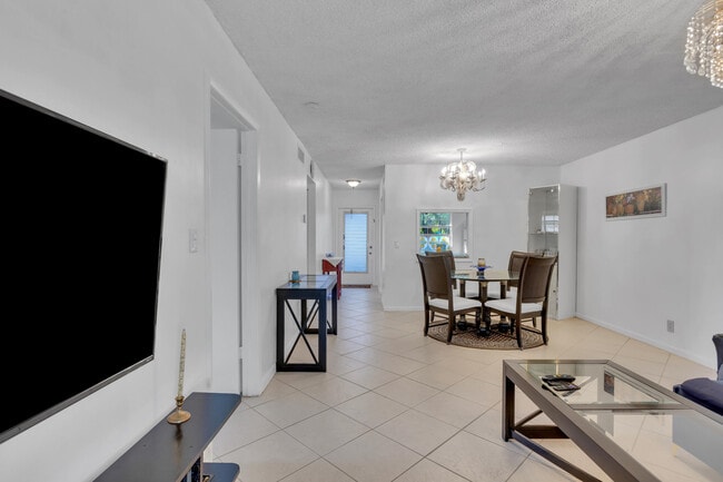 Photo - 857 Worcester Ln