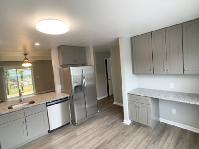 Photo - 424 N High St Ext