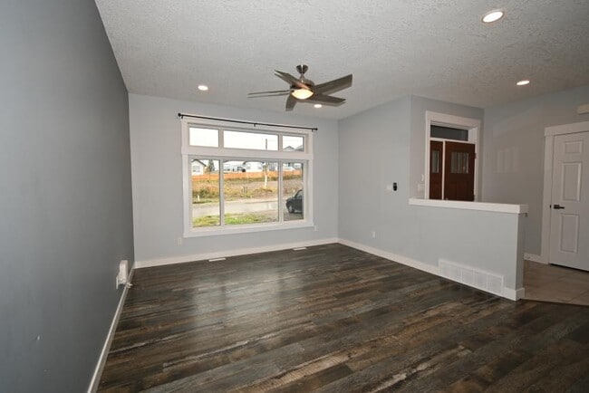 Building Photo - 3 bedroom in Prince George BC V2N 0B7