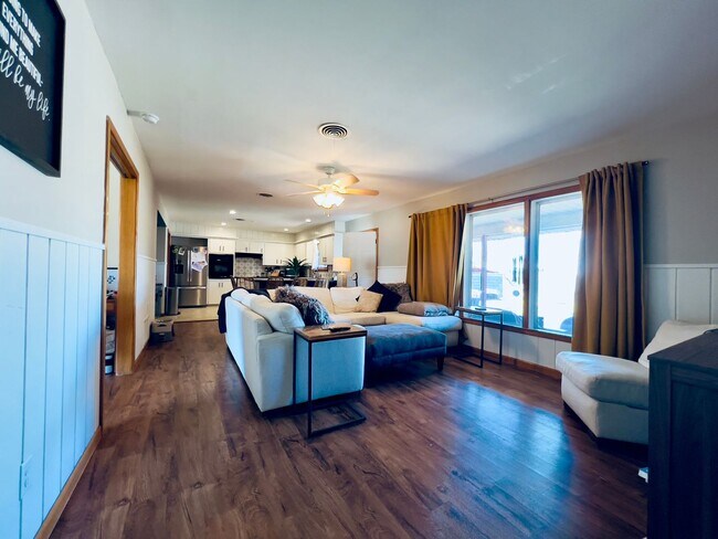 Photo - PRE-LEASING FOR SUMMER: Check out this Mod...