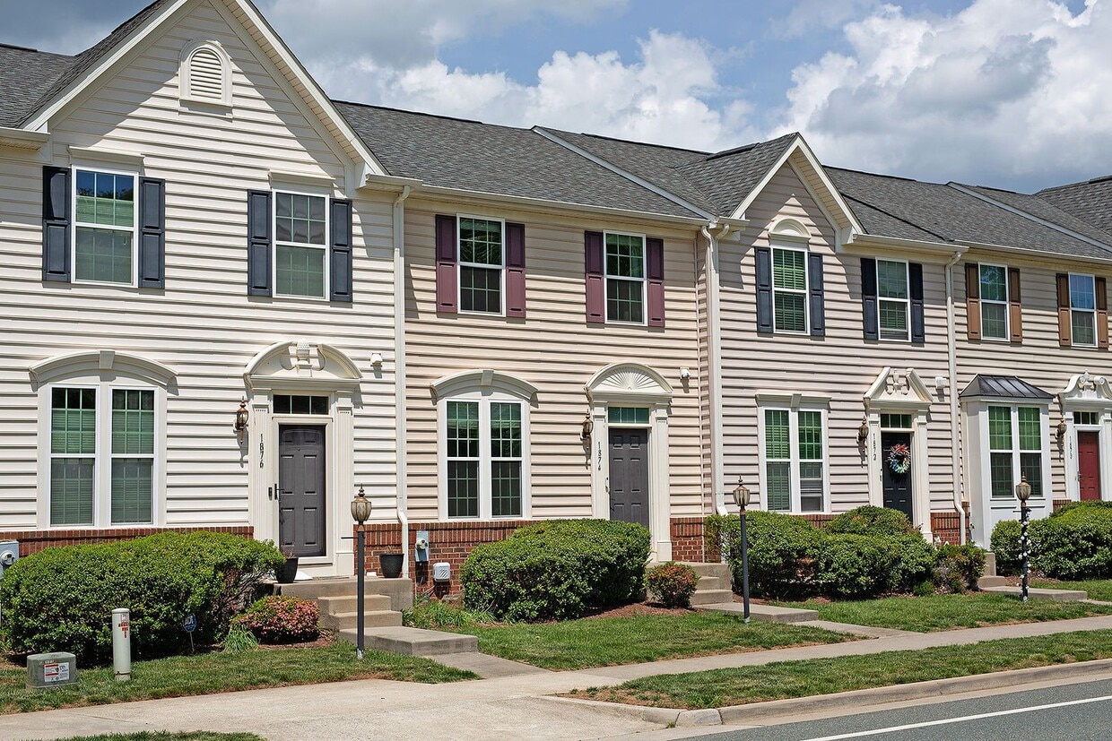 Pavilions at Pantops Townhome With Garage - Pavilions at Pantops Townhome With Garage