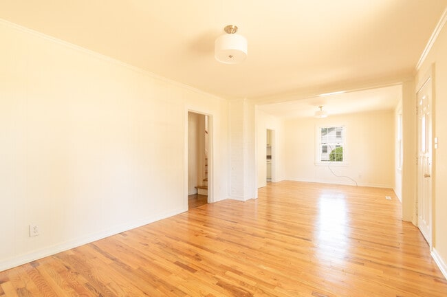 Sala de estar y comedor - 26 Davis Ave