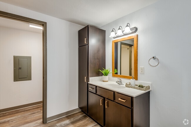 2 BR, 1 BA - 876SF - Oak Meadow