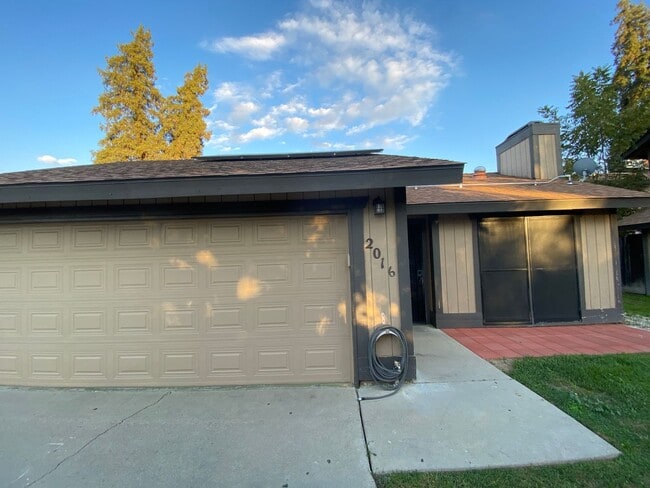 Building Photo - Cozy Home for rent in Visalia