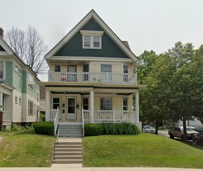 Building Photo - 2602 N Humboldt Blvd Unit 1