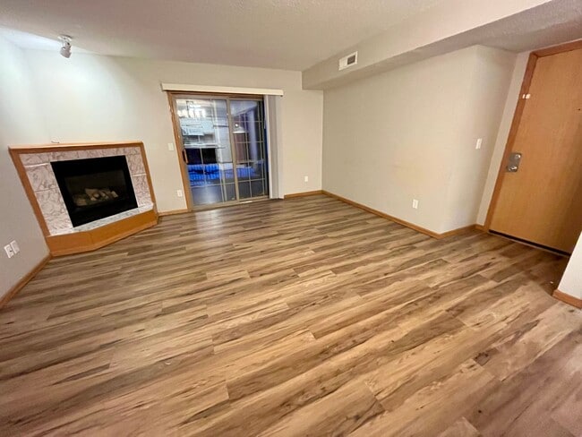Building Photo - Updated 2 BR Condo in the Heart of Coralville! Available NOW!!! Unit 103