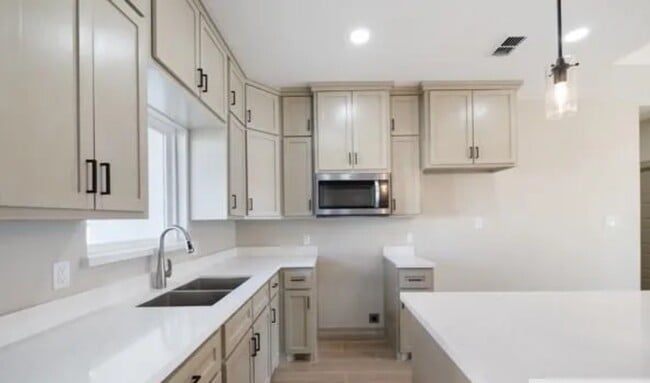 Photo - 1004 Gabriela St