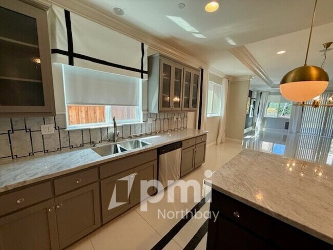 Photo - 1994 Clyde Jean Pl