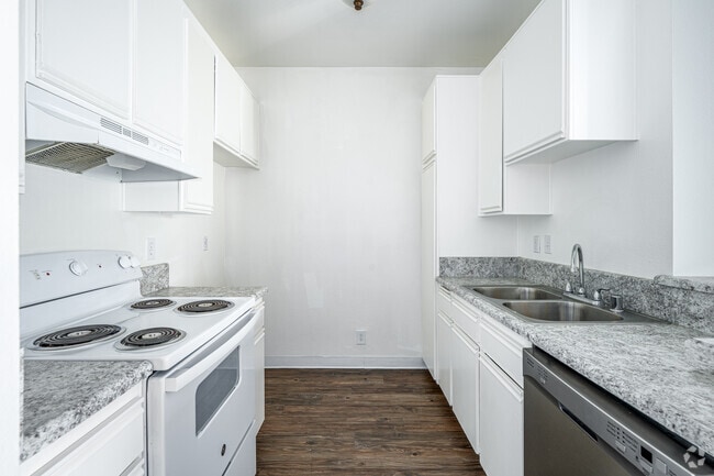 2BR, 1BA - 800SF - Kitchen