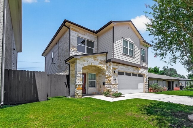 Photo - 2211 Silverbonnet St