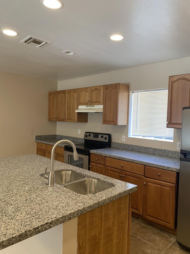 Photo - 308 E Blacklidge Dr Unit 1
