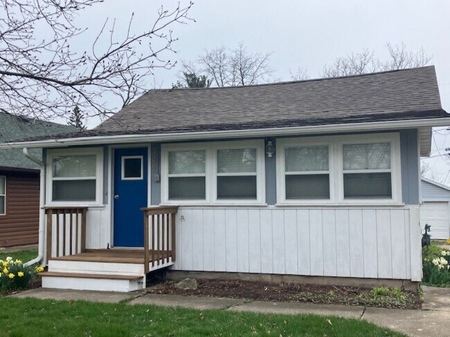 Updated 2 Bedroom Single Family Home in Salem - Updated 2 Bedroom Single Family Home in Salem