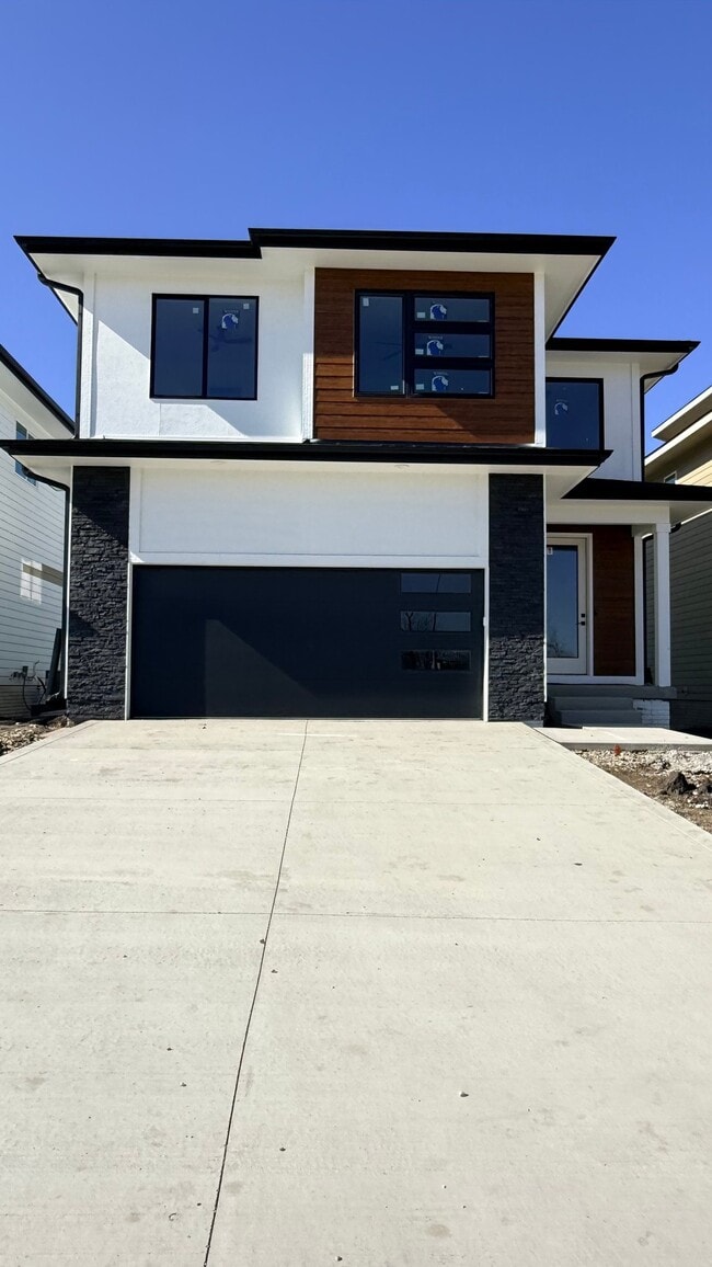Building Photo - 1104 NW Sproul Dr