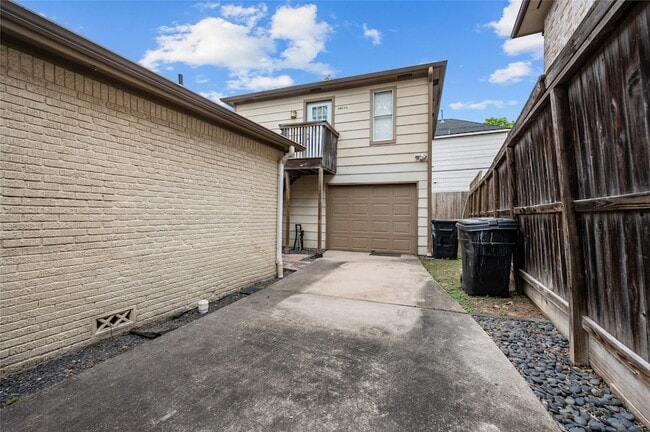 Building Photo - 2142 Sul Ross St Unit A