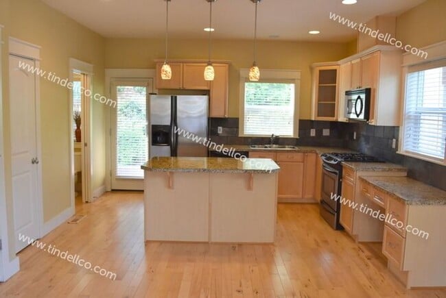 Beautiful and Spacious 3 Bedrooms, 2.5 Bathrooms in Raleigh Hills!