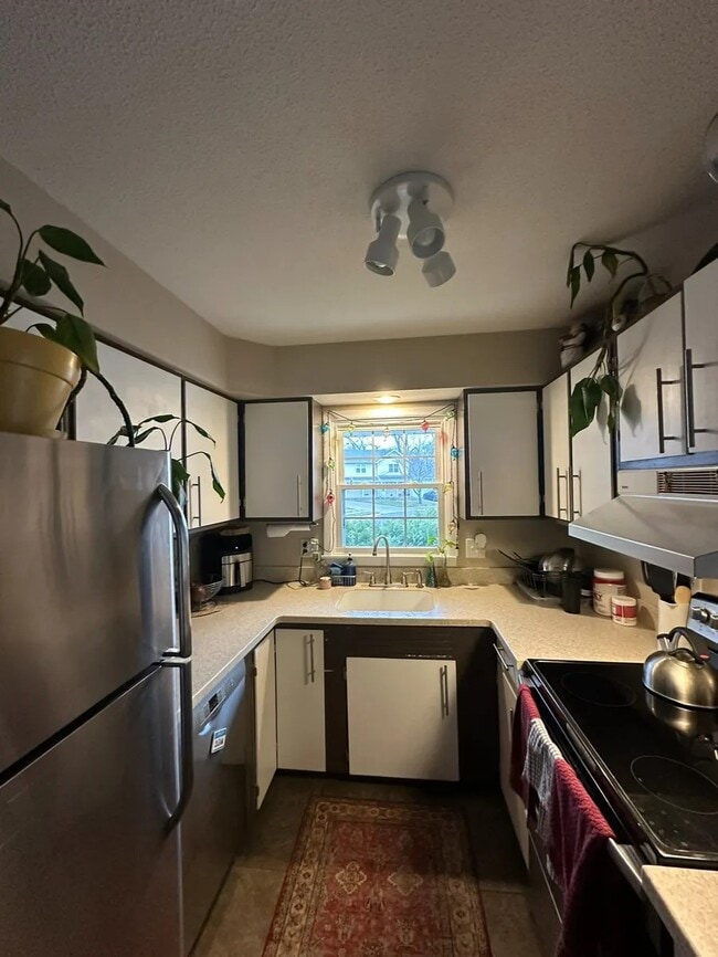 Cocina y lavavajillas nuevos - 1309 Ontario Cir
